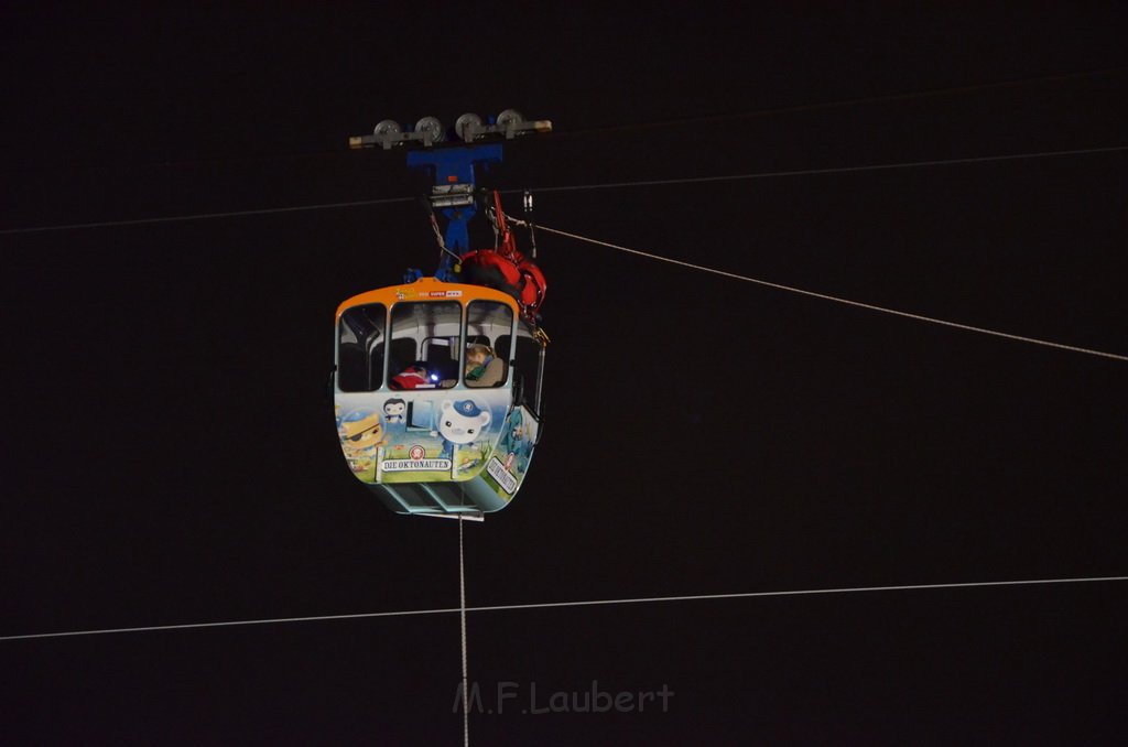 Einsatz BF Hoehenretter Koelner Seilbahn Hoehe Zoobruecke P2485.JPG